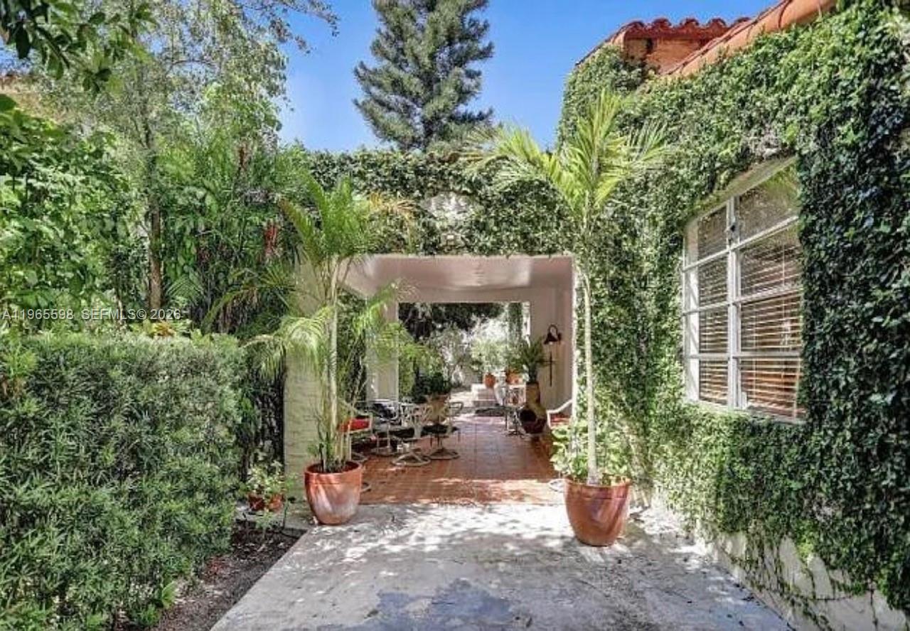 1107 Alhambra Cir Coral Gables, FL 33134