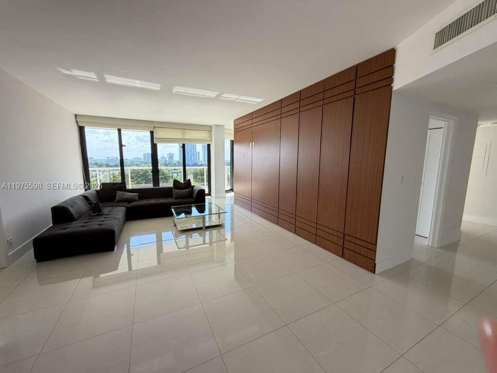 image Hamptons West2