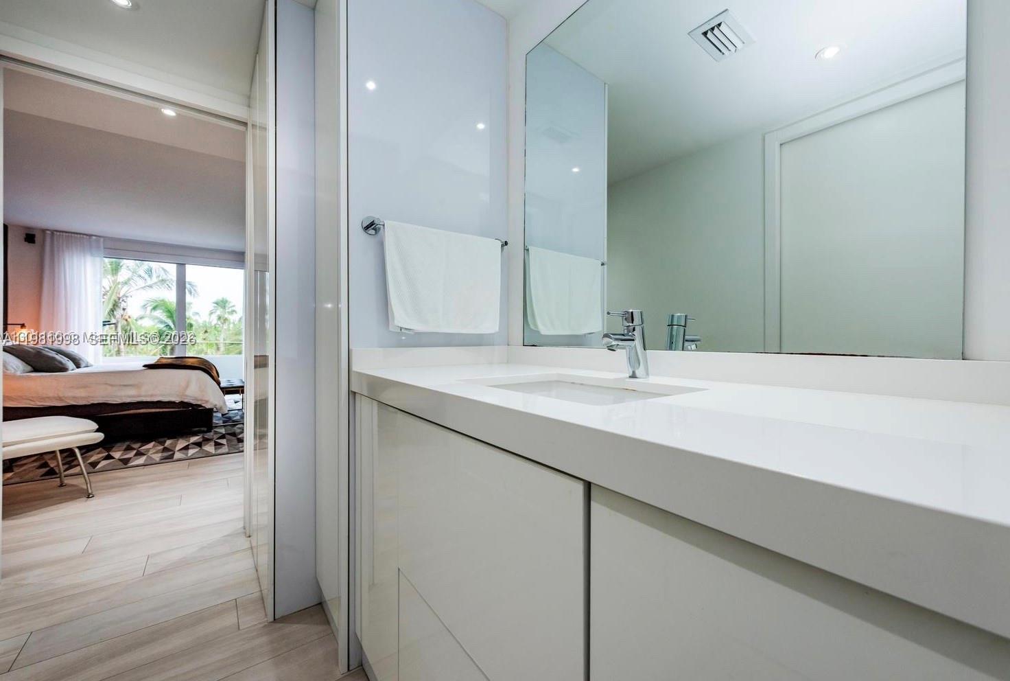 image Commodore Club East8