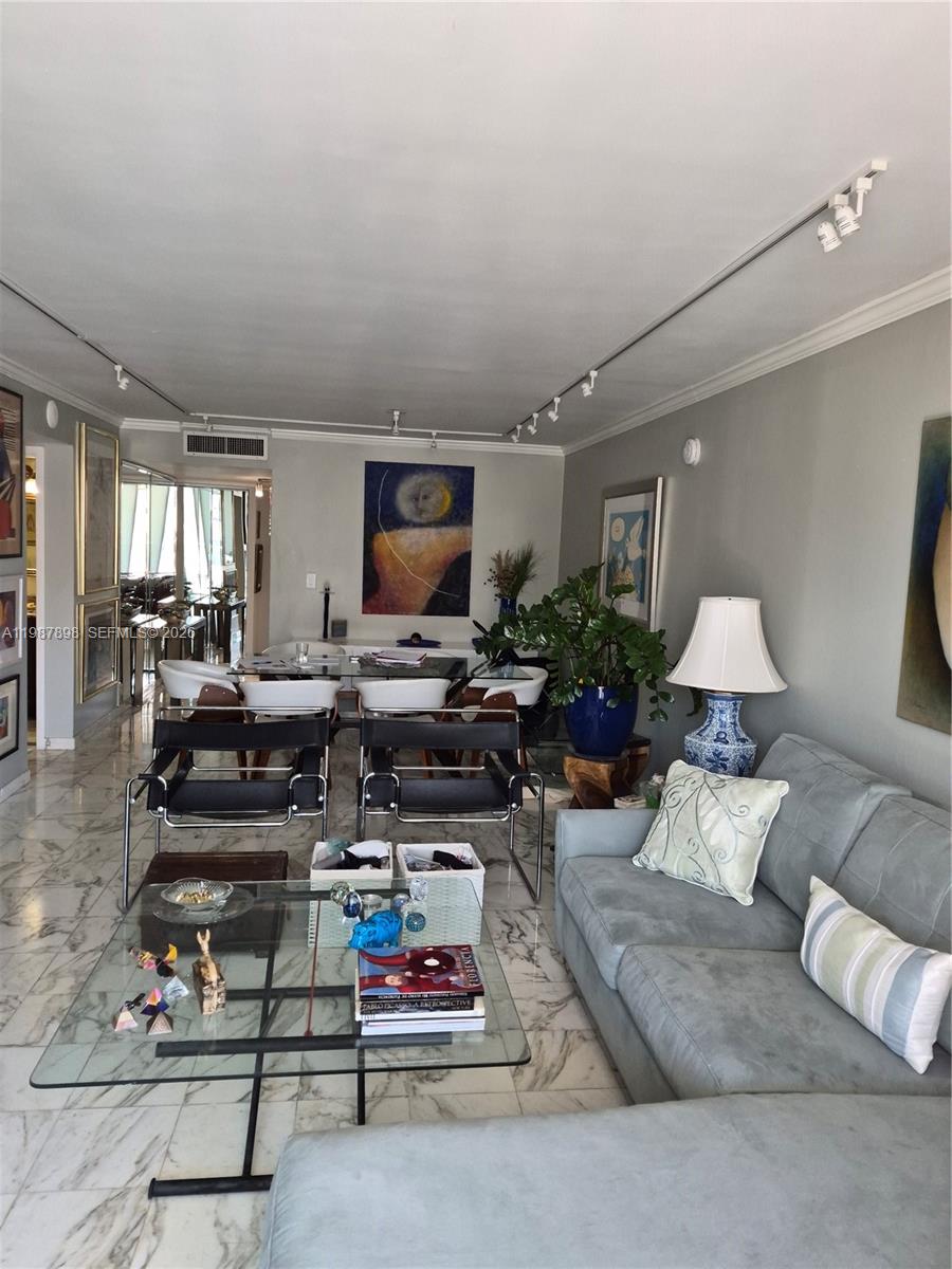 2655 Collins Ave #1910 Miami Beach, FL 33140