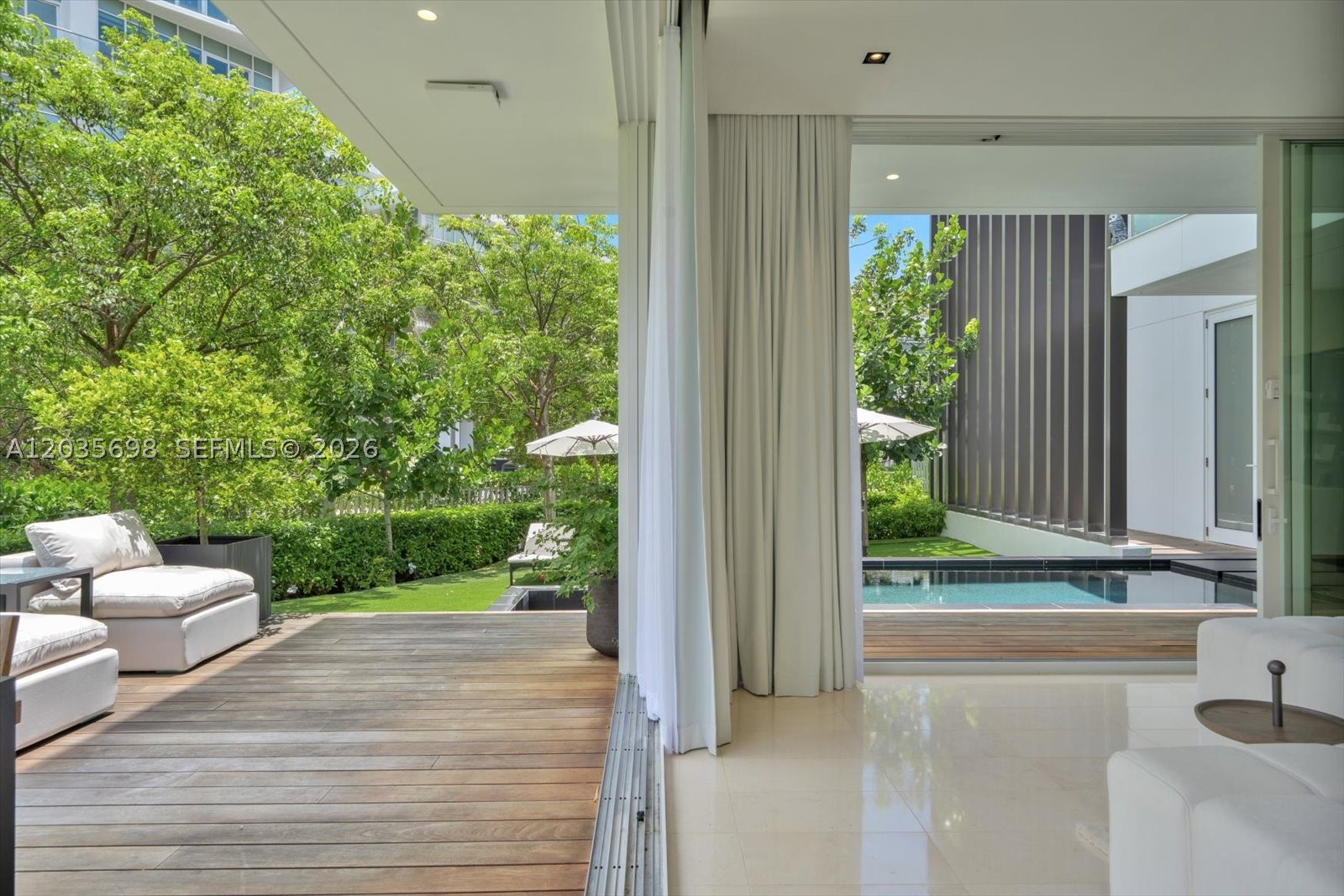 810 W 47th Ct Miami Beach, FL 33140