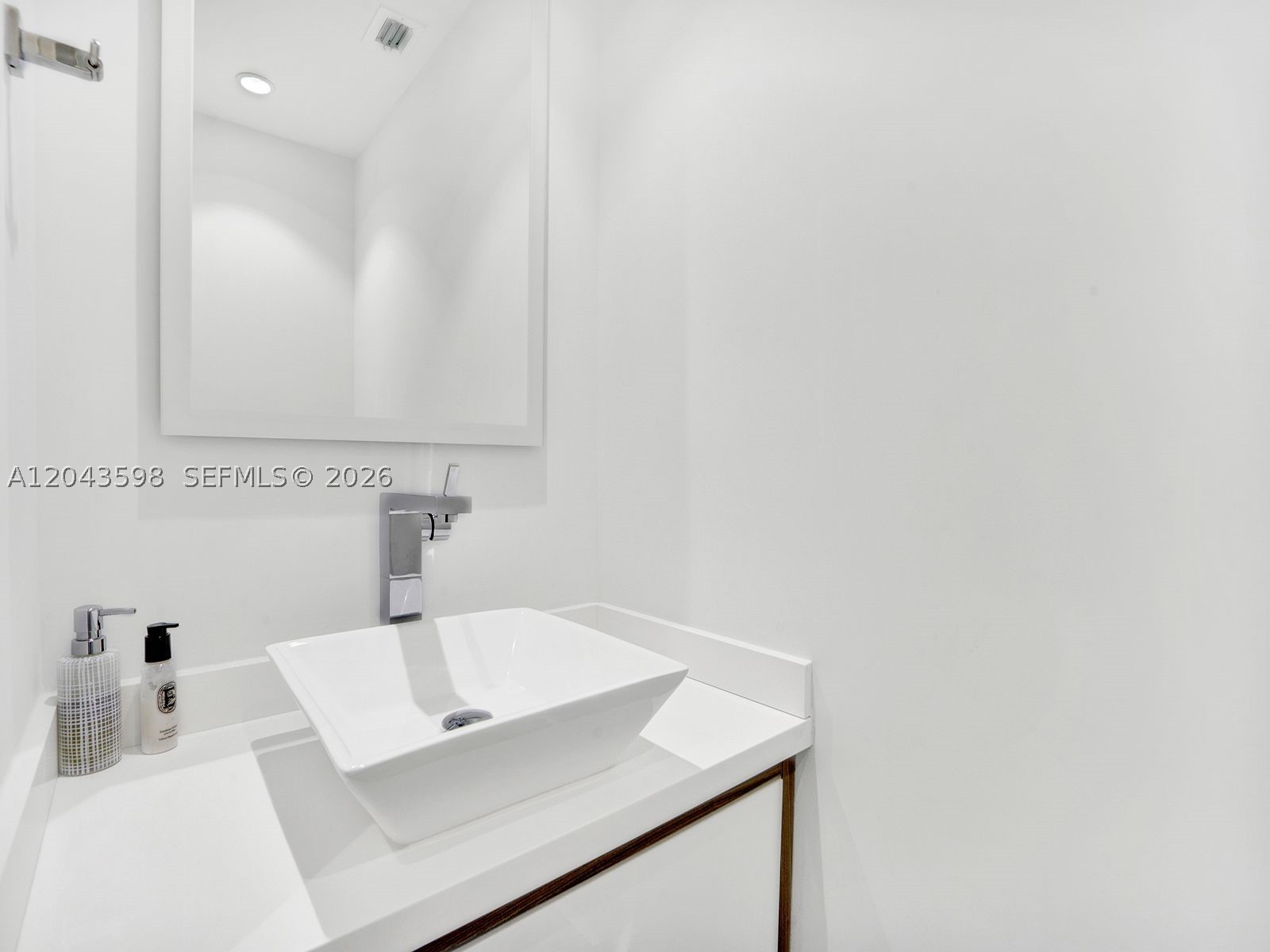888 Brickell Key Dr #2412 Miami, FL 33131