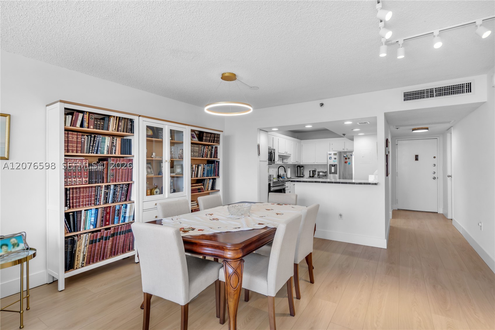 4101 Pine Tree Dr #1105 Miami Beach, FL 33140