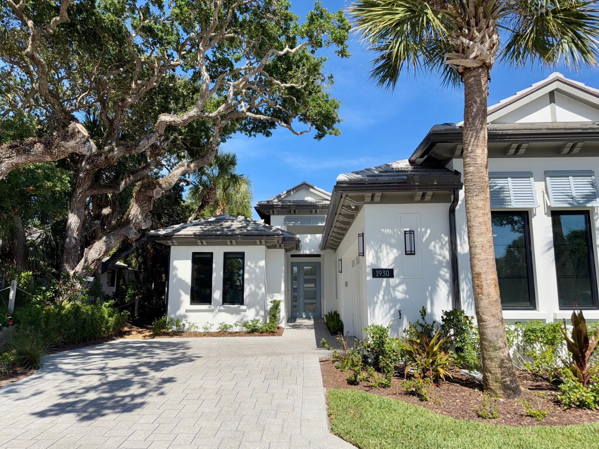 1930 Frosted Turquoise Vero Beach, FL 32963