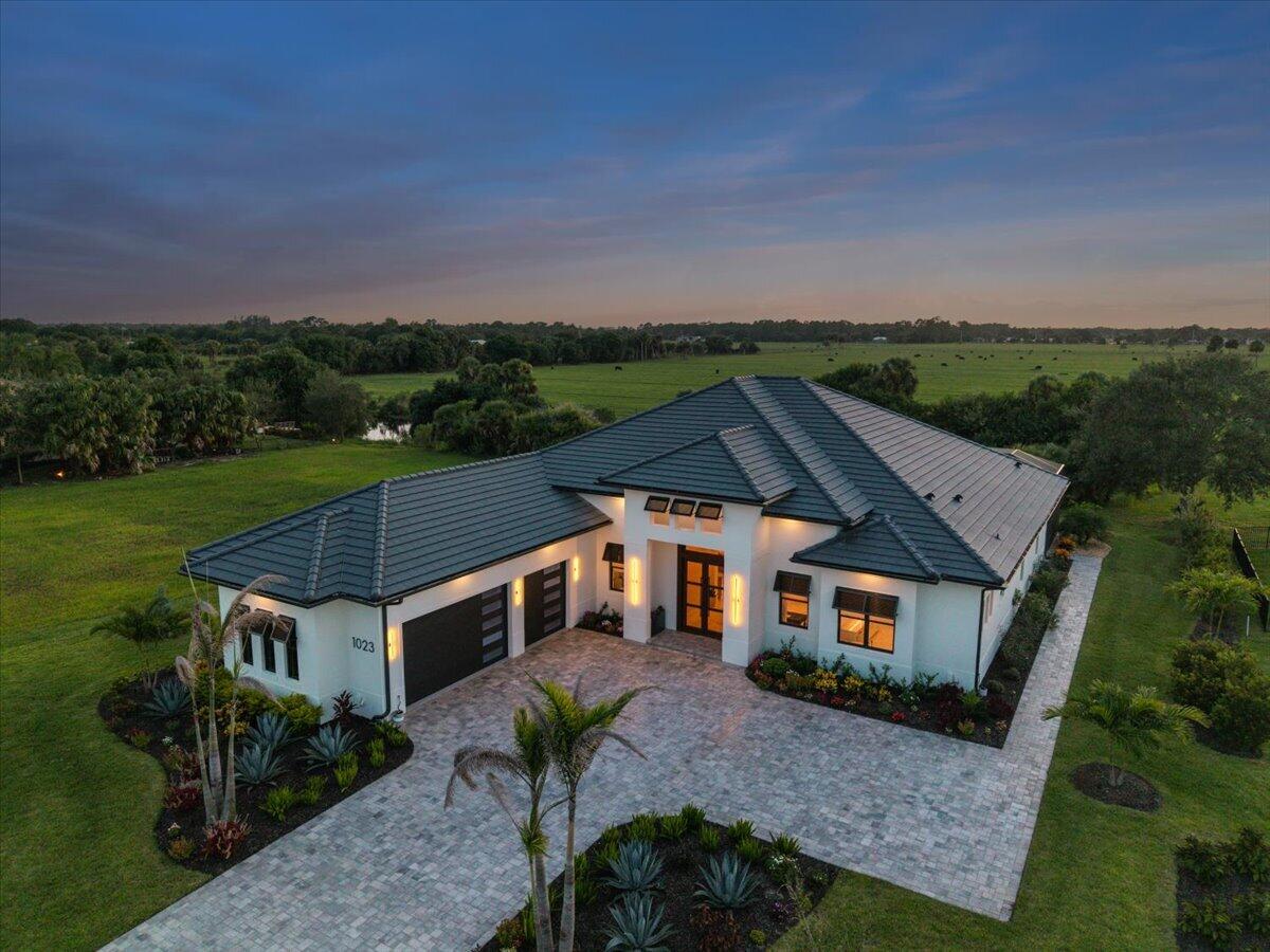 1023 W Polo Grounds Dr