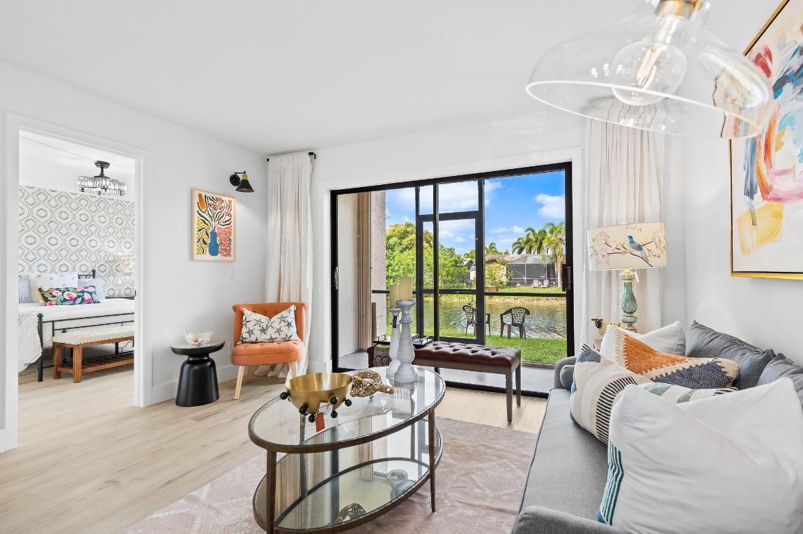 10442 Sunrise Lks #111 Sunrise, FL 33322