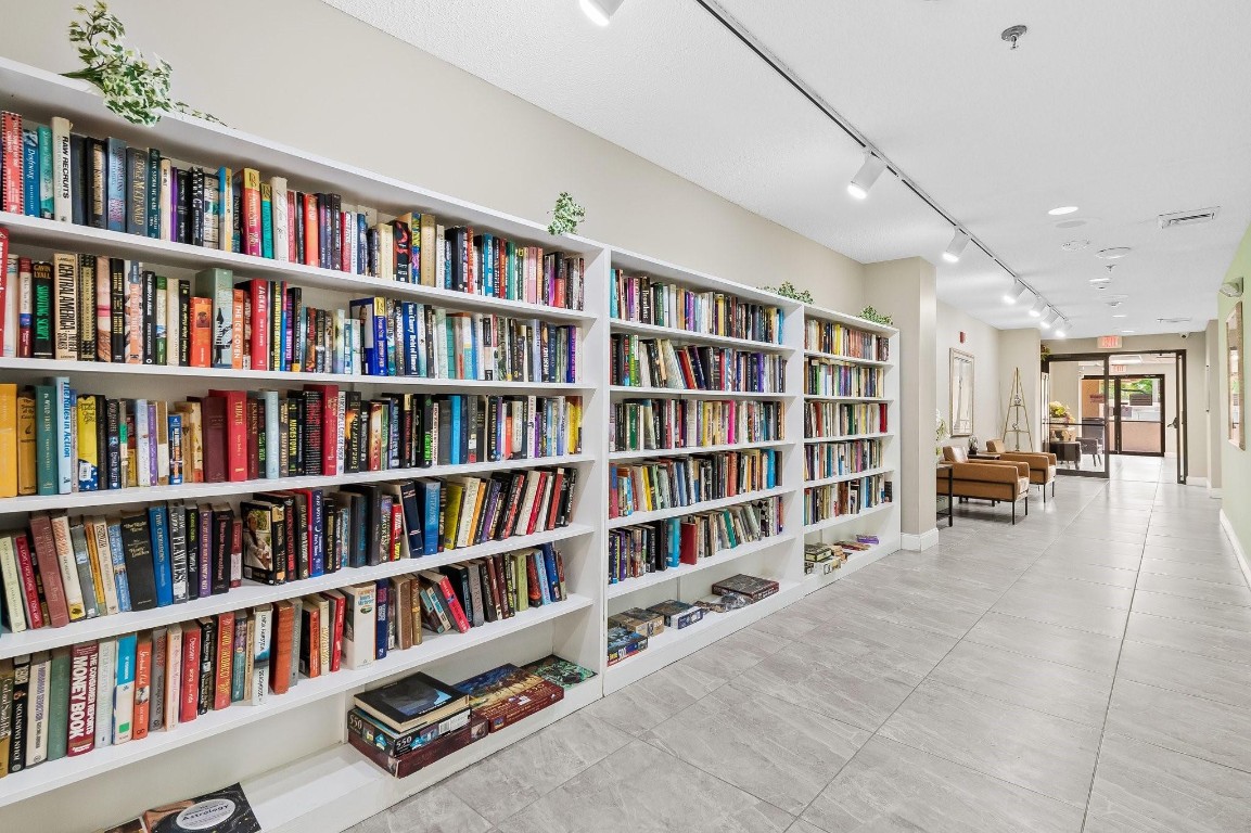 10442 Sunrise Lks #111 Sunrise, FL 33322