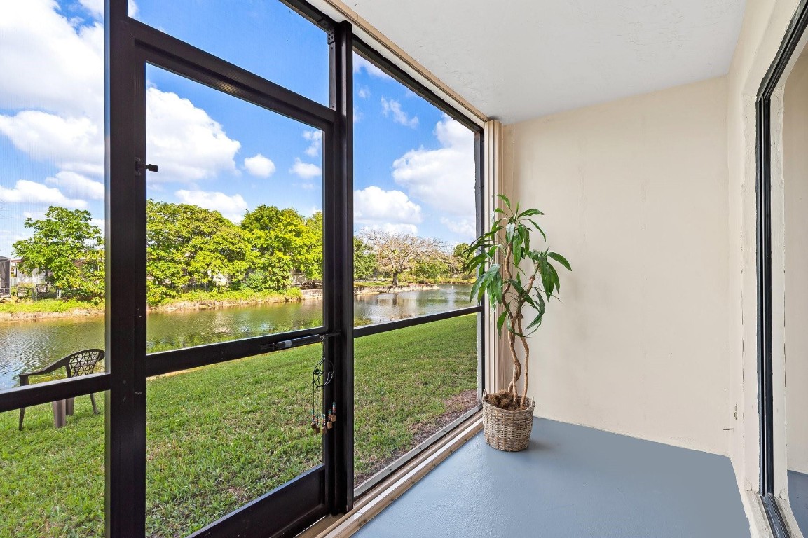 10442 Sunrise Lks #111 Sunrise, FL 33322