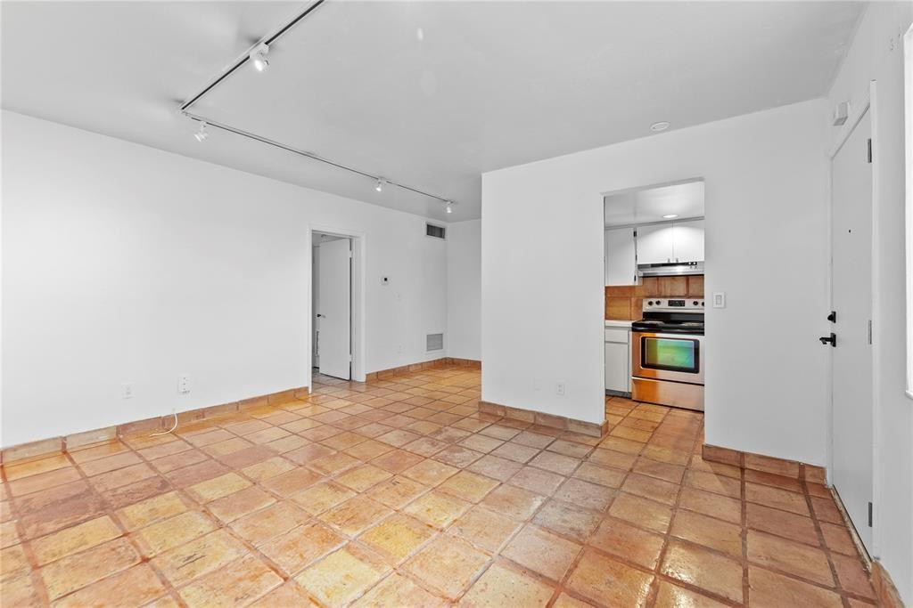 2924 Day #N211 Miami, FL 33133