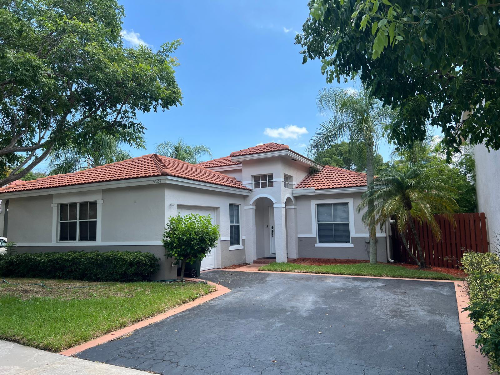 4724 NW 7th Mnr