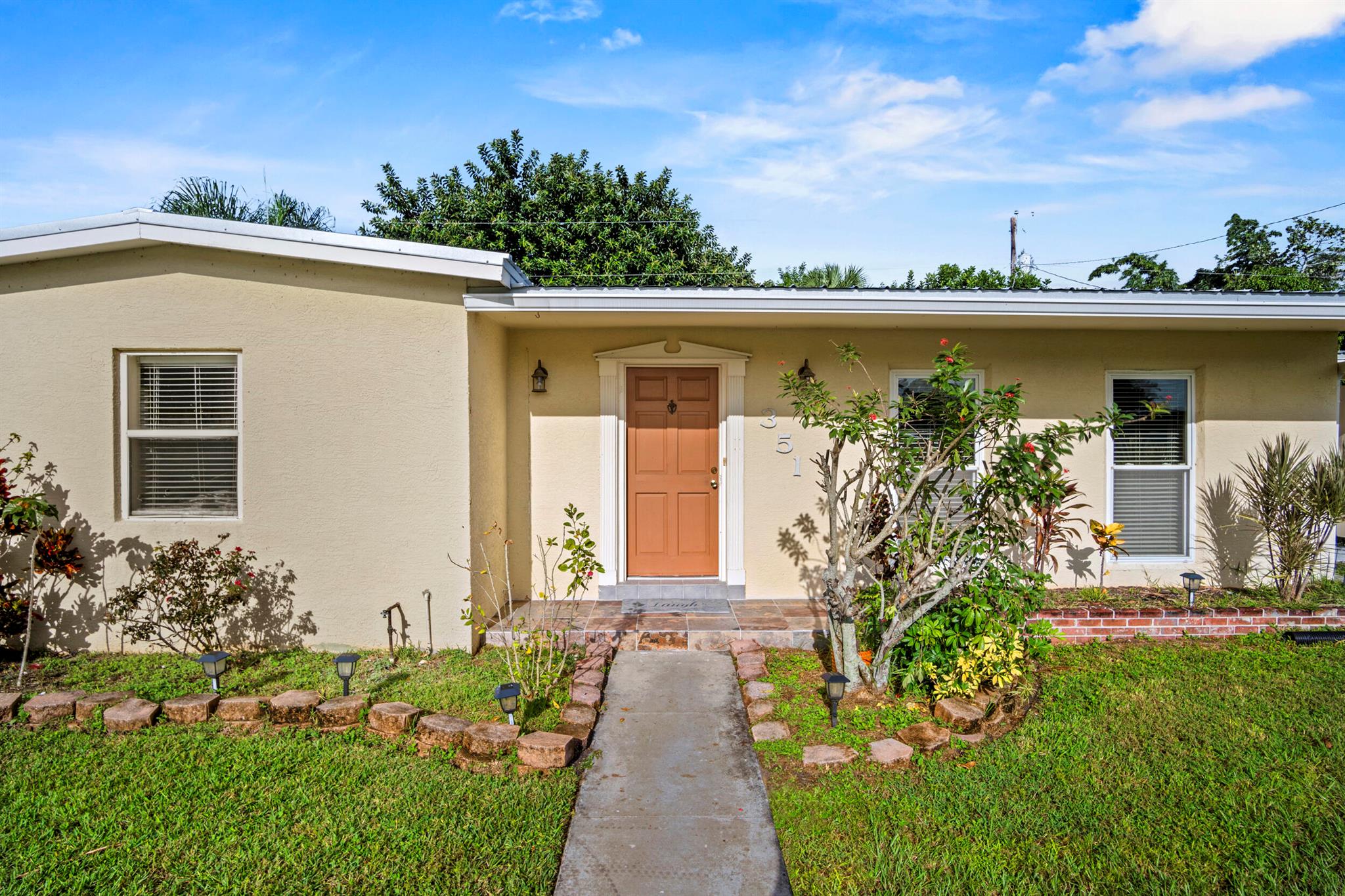 351 SE Solaz Ave