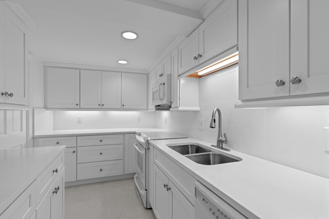 369 S Lake Dr #1d Palm Beach, FL 33480