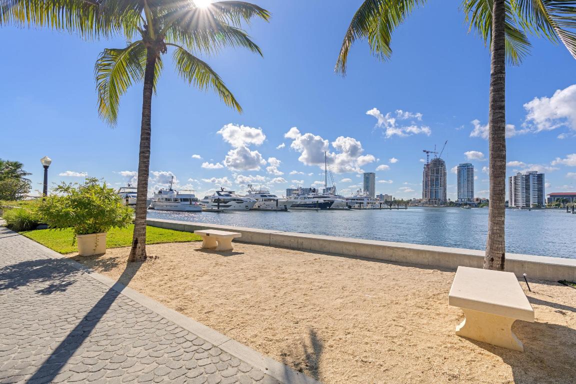 369 S Lake Dr #1d Palm Beach, FL 33480