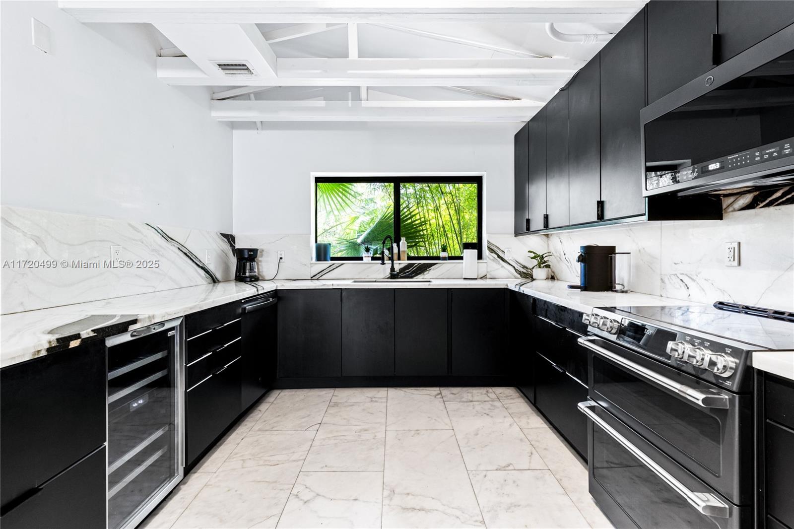 1061 NW North Riv Dr Miami, FL 33136