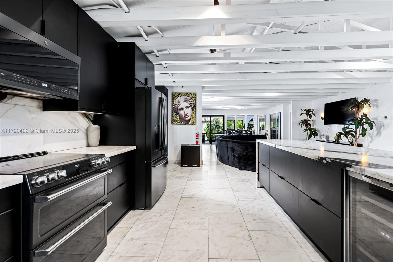 1061 NW North Riv Dr Miami, FL 33136