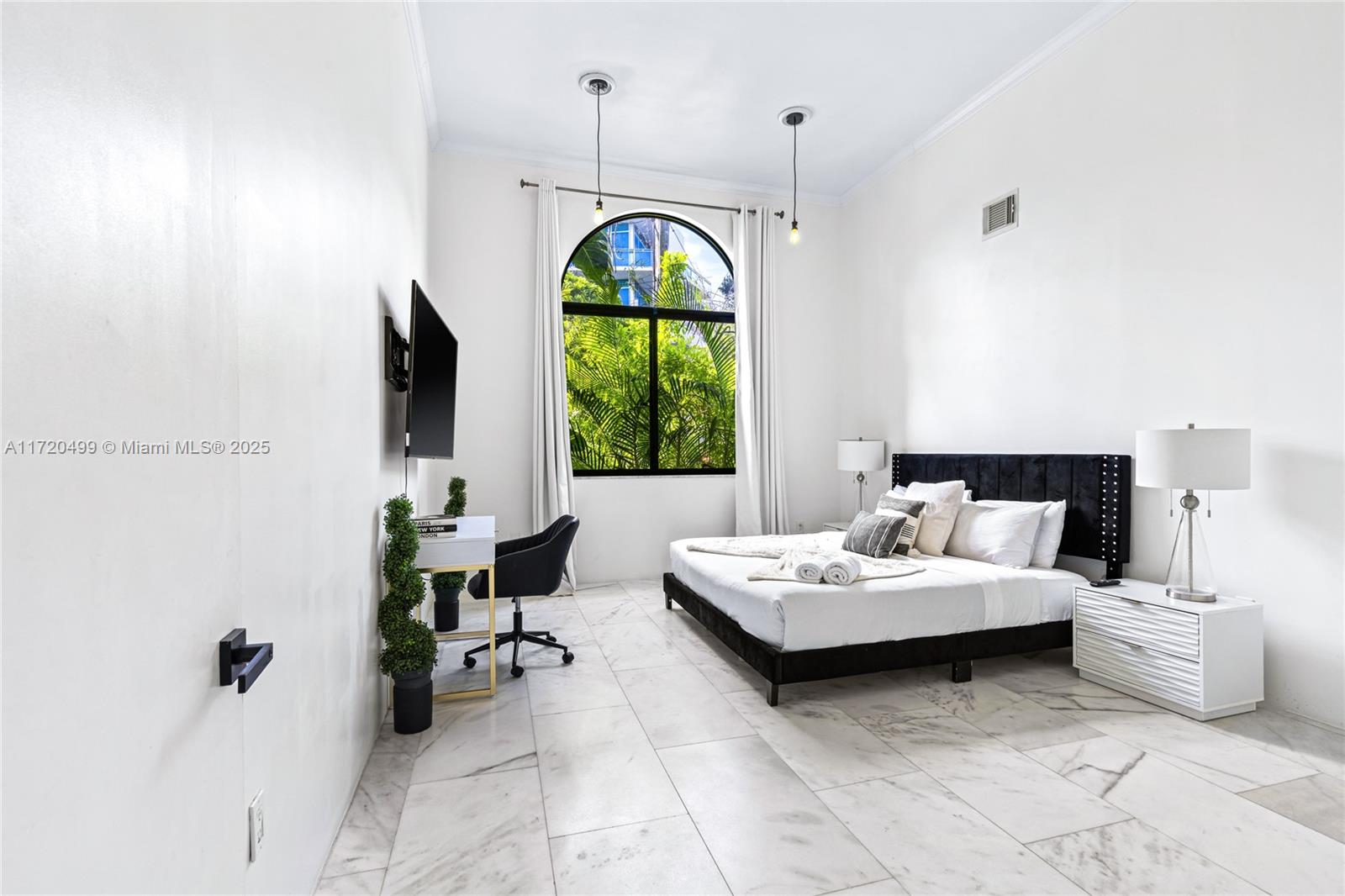 1061 NW North Riv Dr Miami, FL 33136