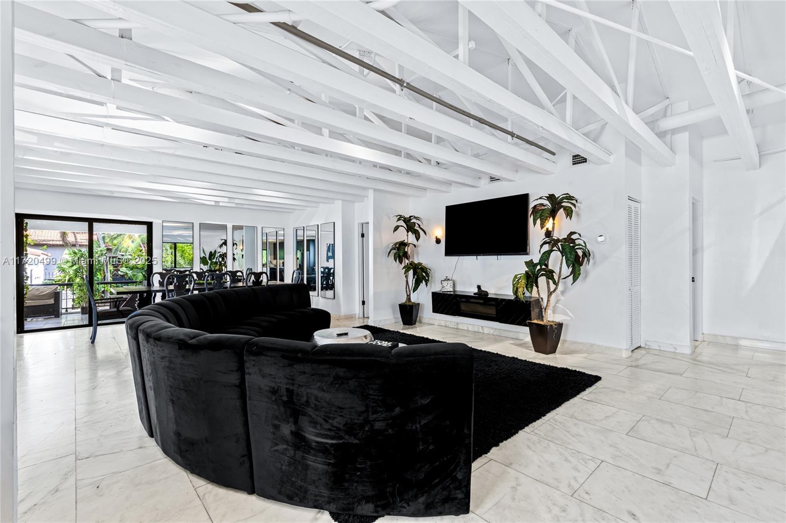 1061 NW North Riv Dr Miami, FL 33136