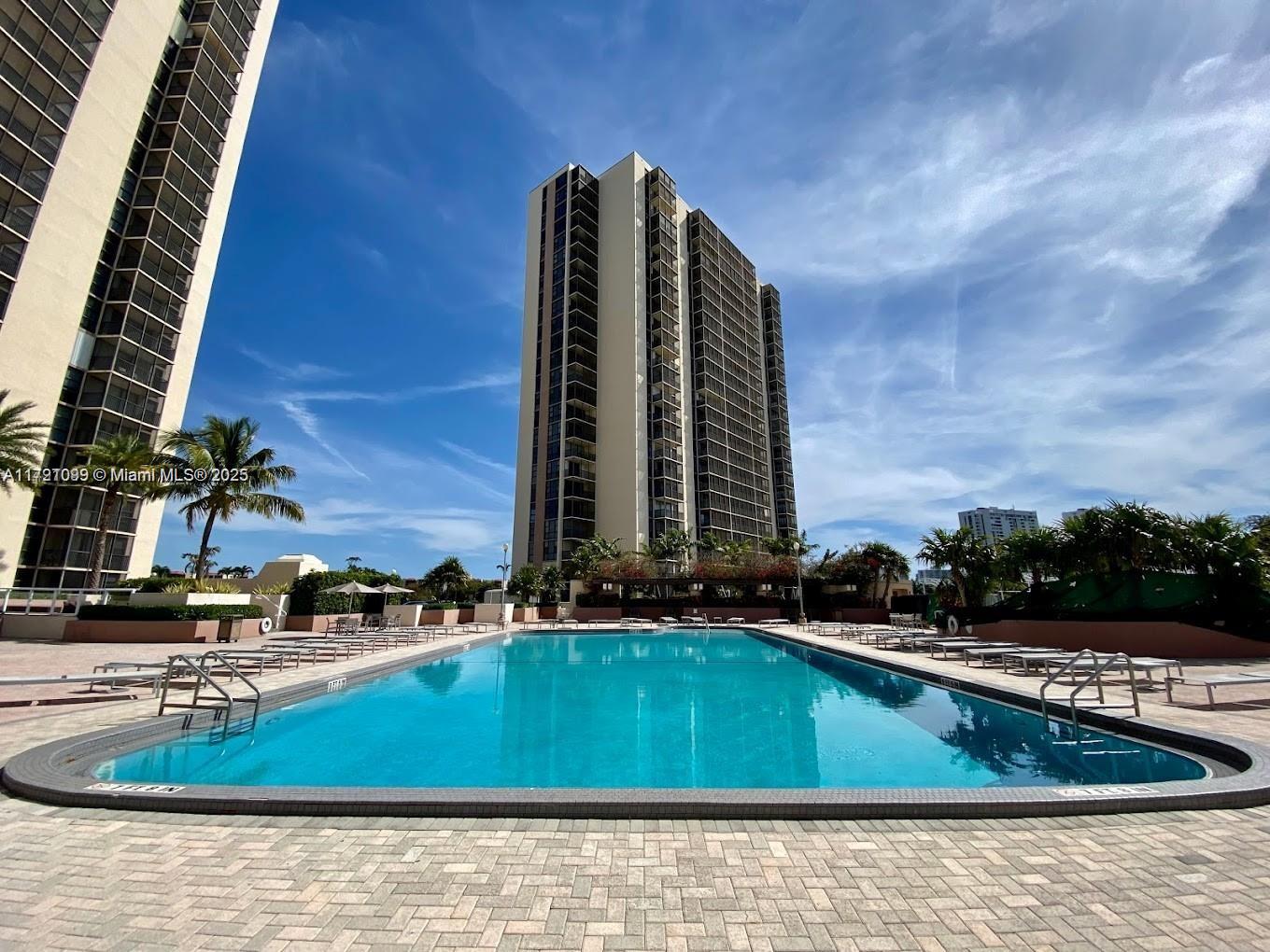 20301 W Country Clb Dr #1424