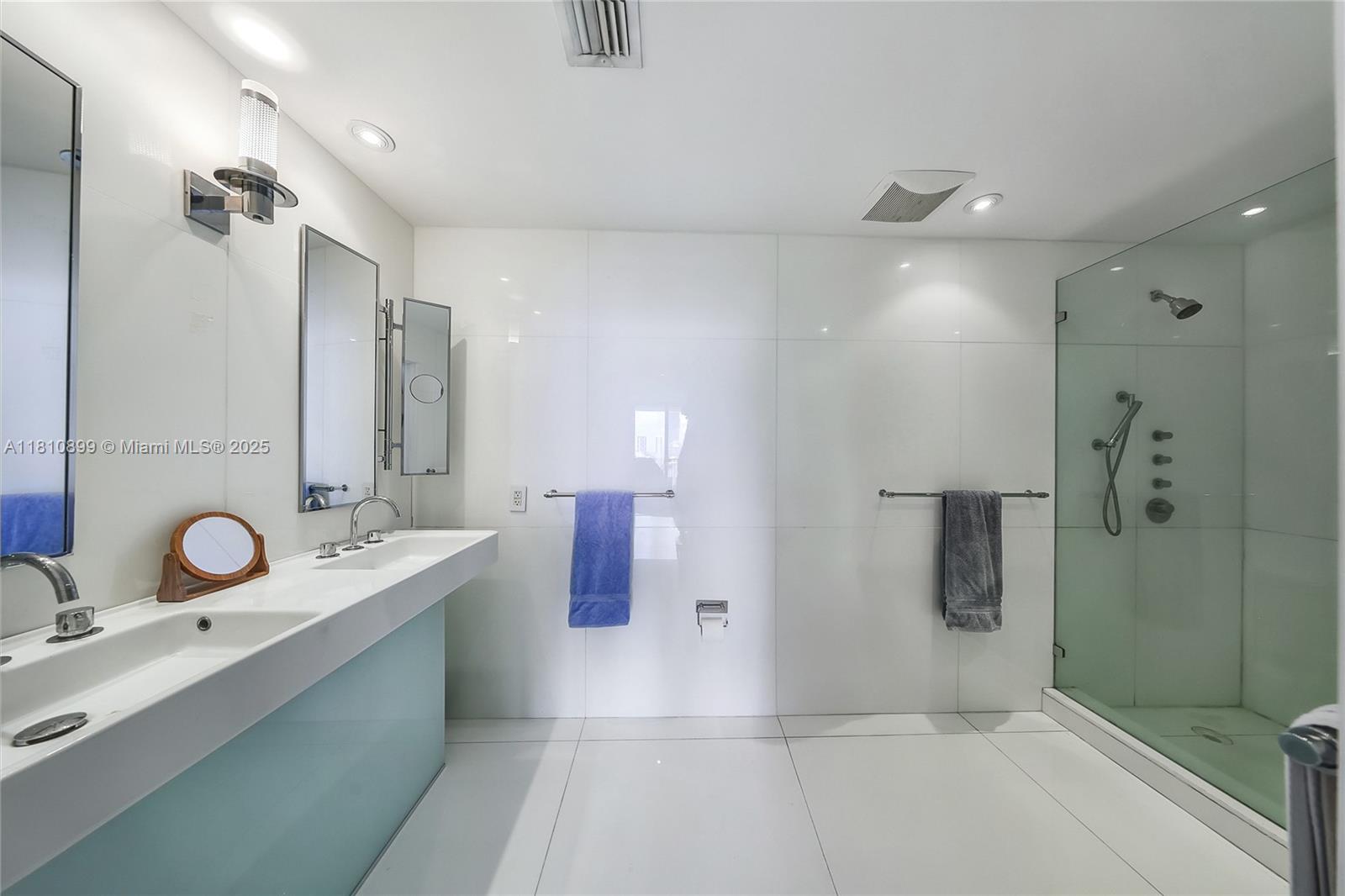 image One Thousand Venetian Way11