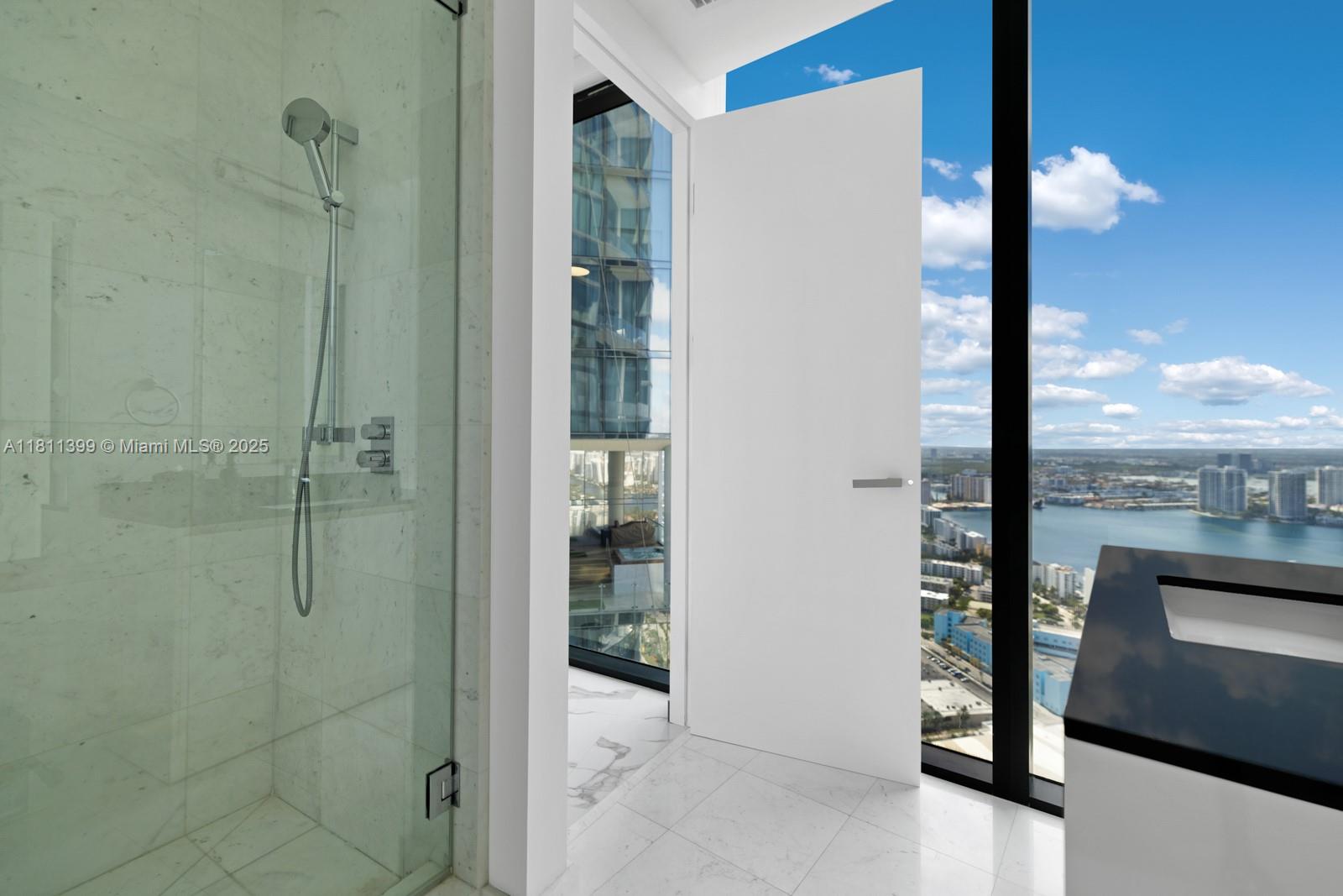 image Porsche Design Tower25