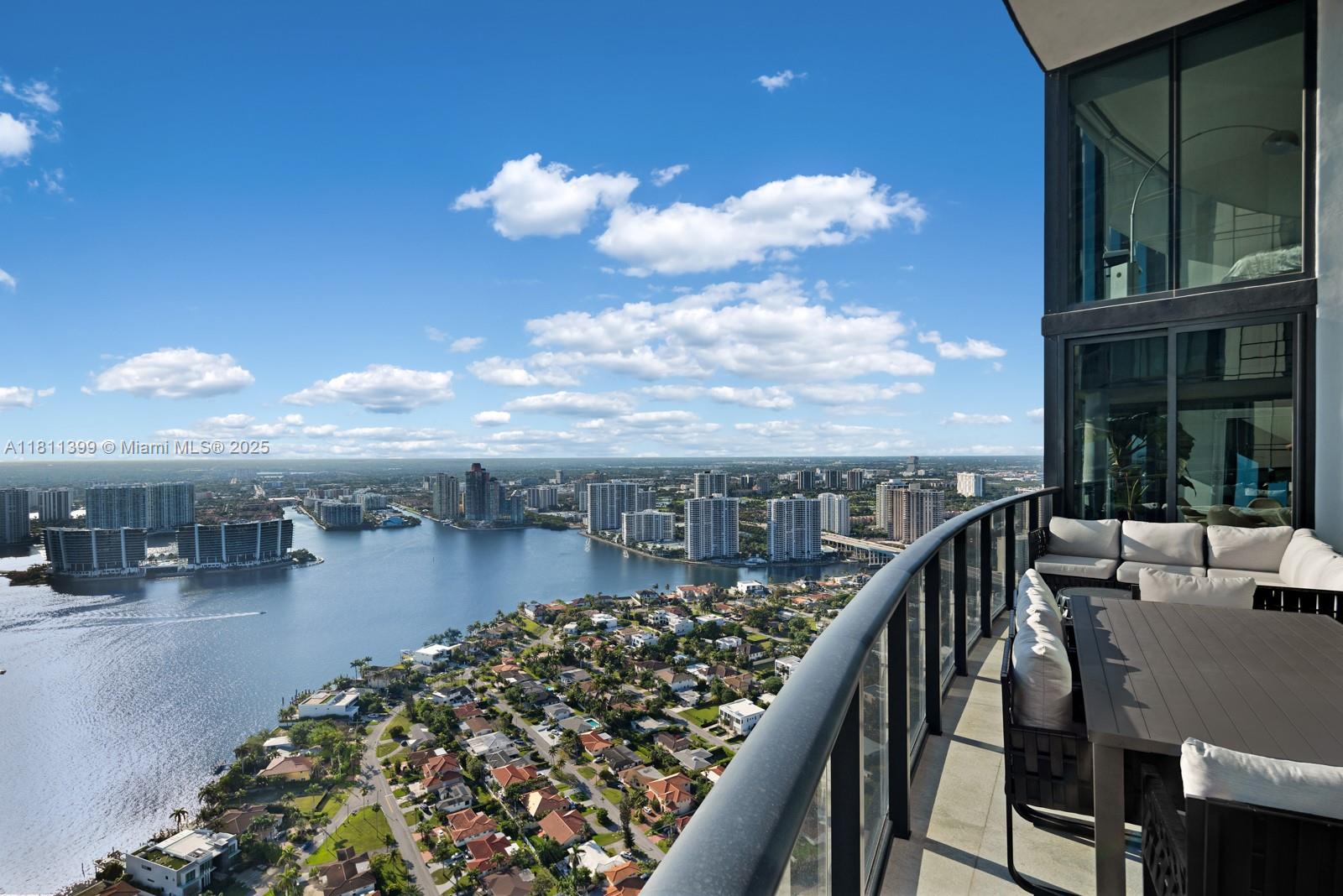 image Porsche Design Tower28