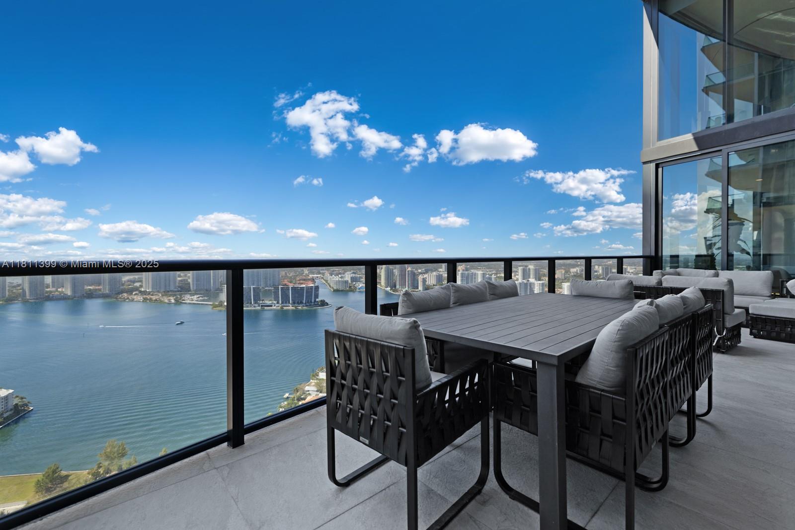 image Porsche Design Tower32