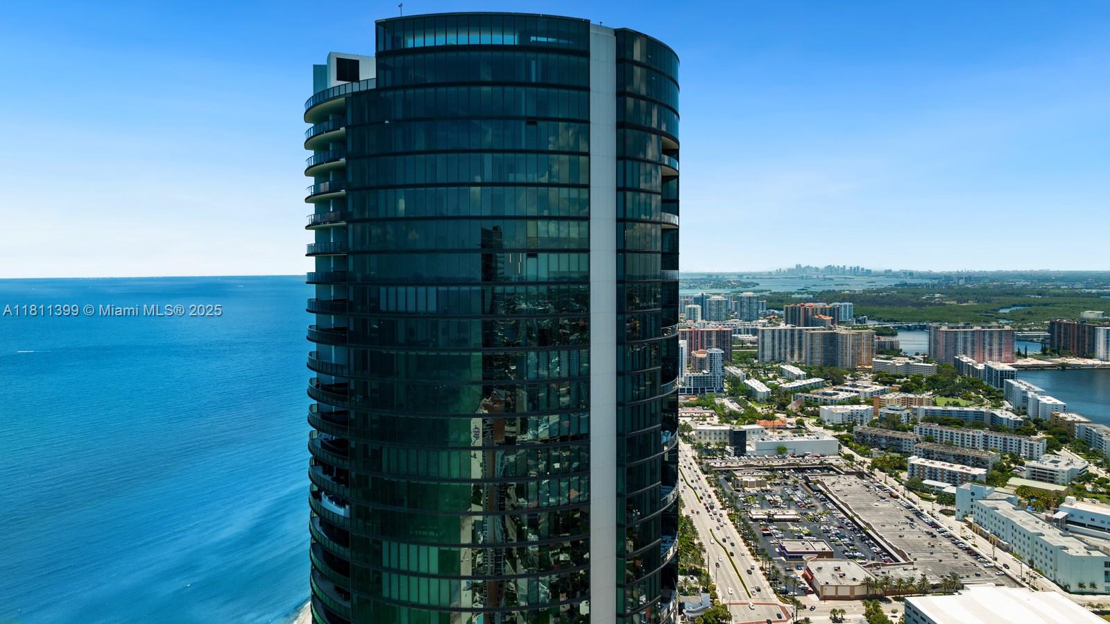 image Porsche Design Tower42