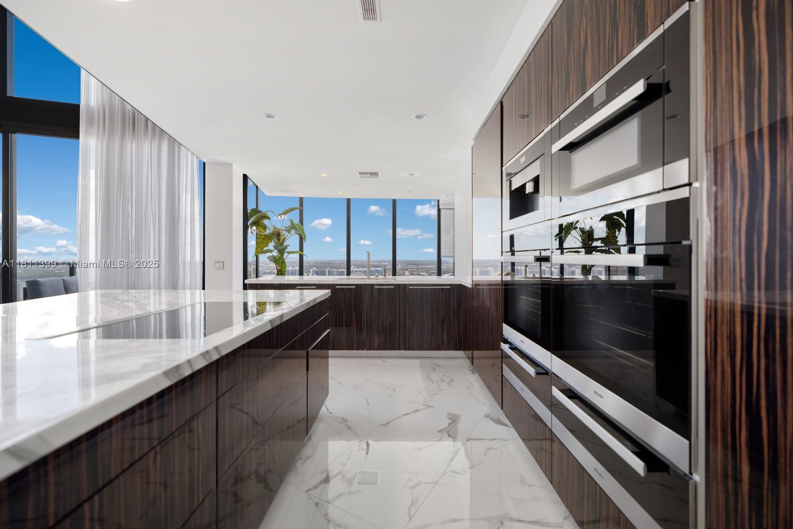 image Porsche Design Tower7