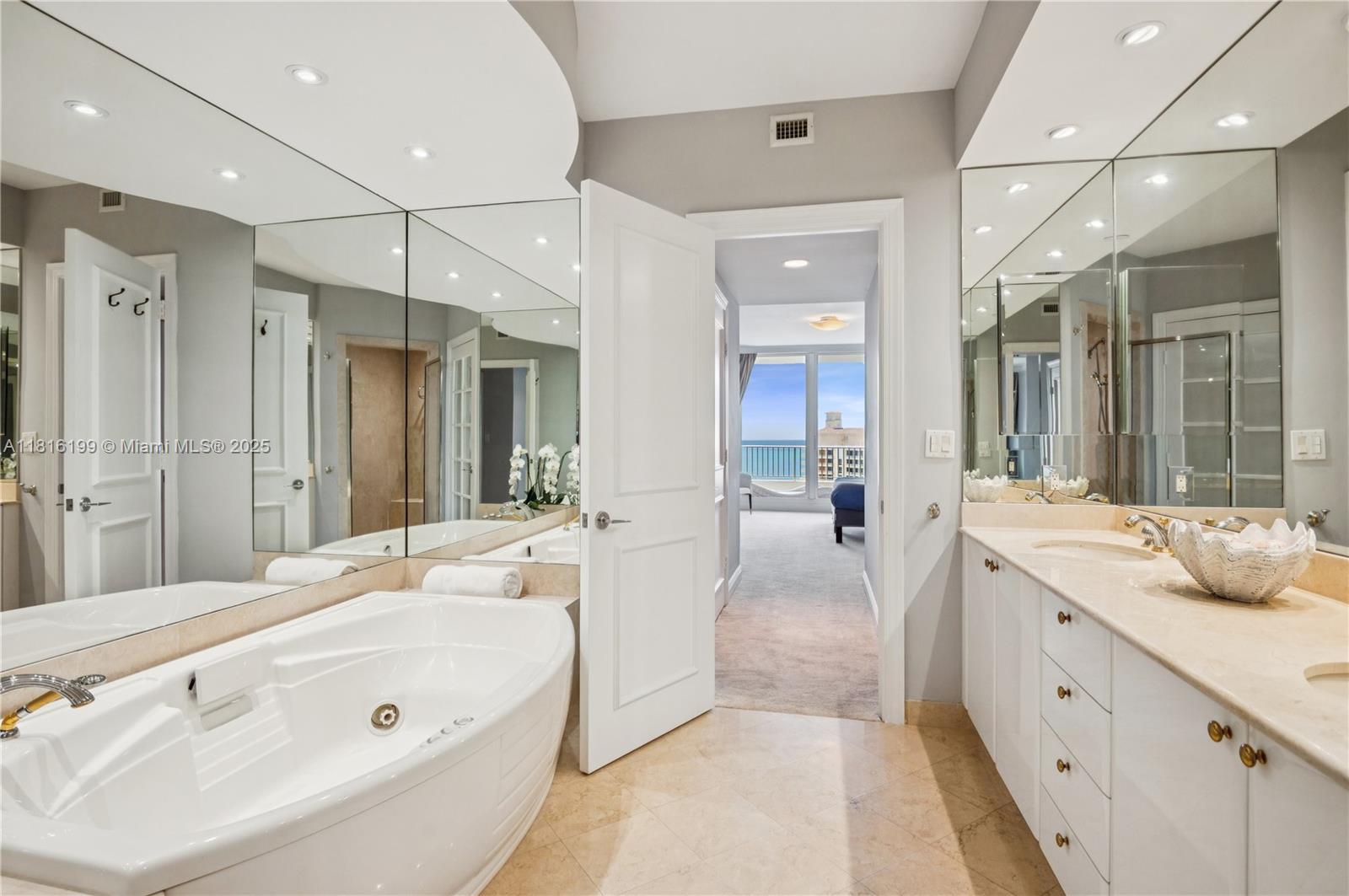 image THE OCEAN CLUB14