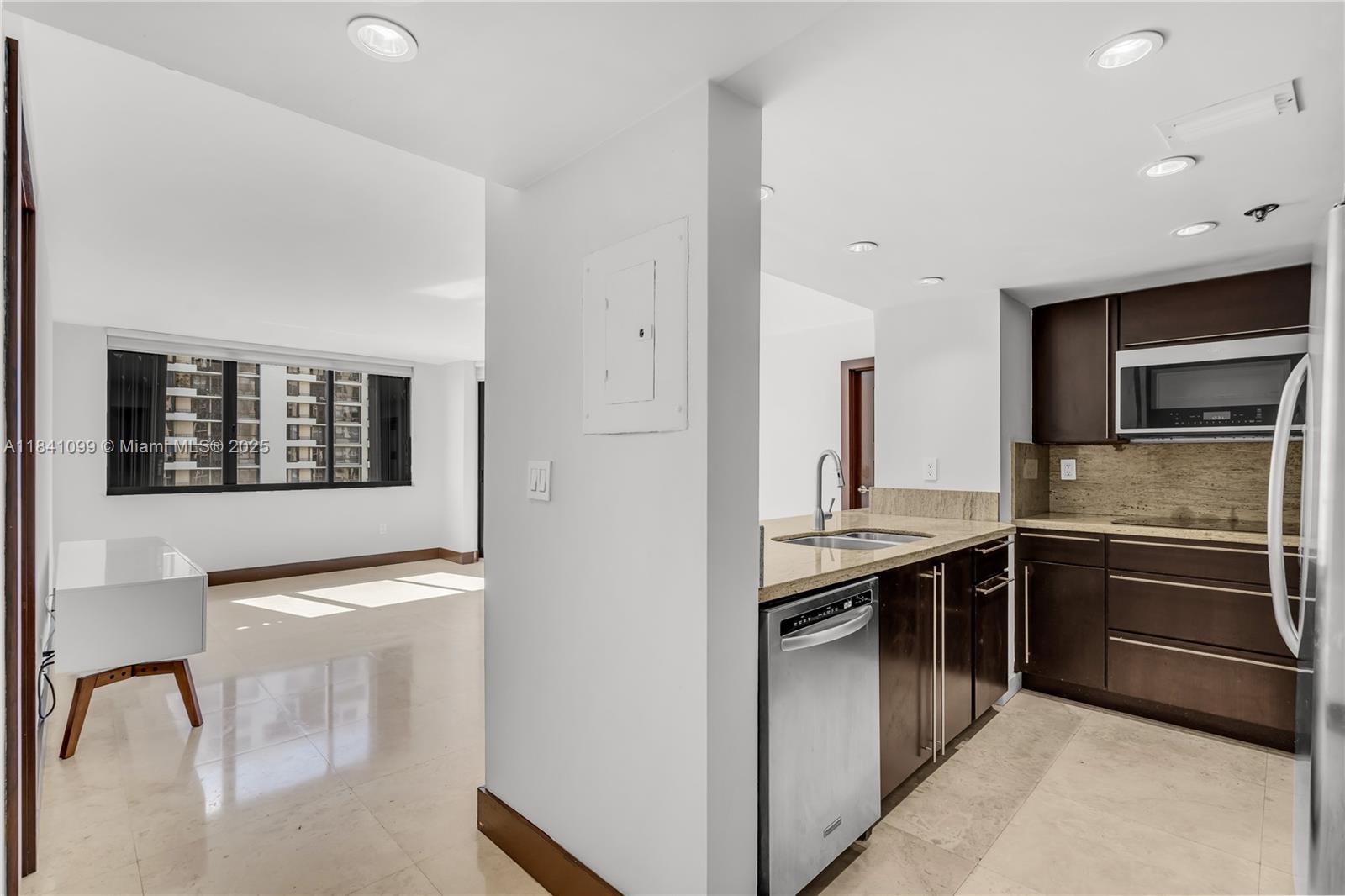 540 Brickell Key Dr #1021