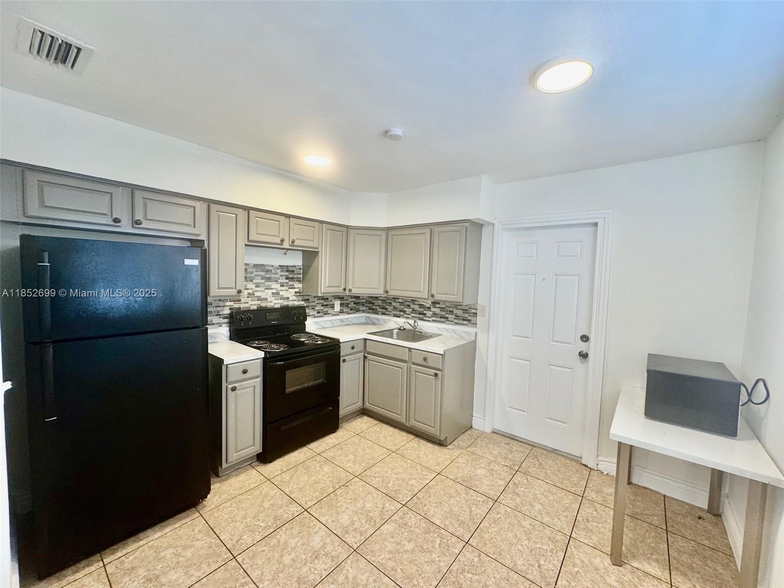2633 NW 9th Ave #1