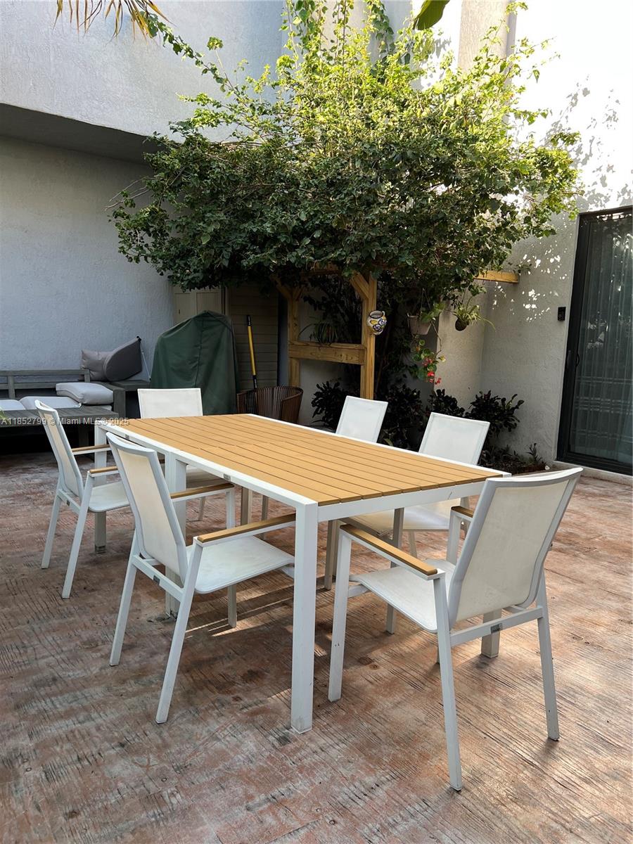 8910 NW 160th Ter Miami Lakes, FL 33018