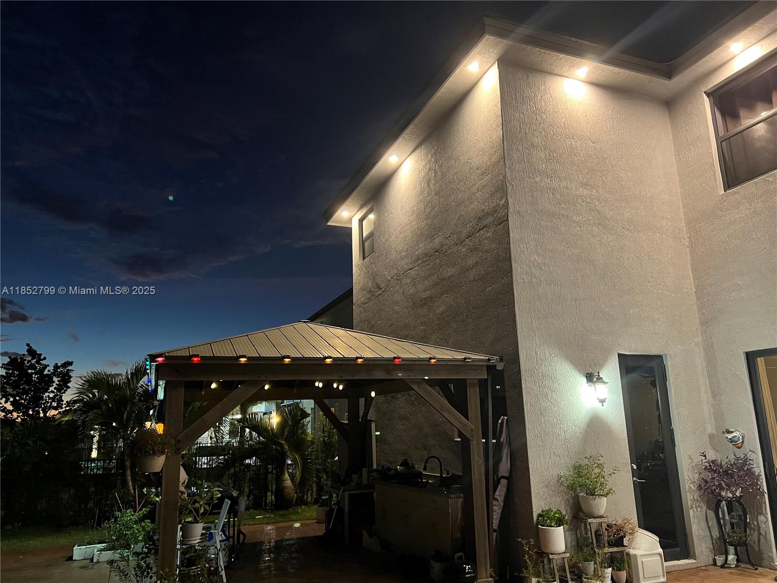 8910 NW 160th Ter Miami Lakes, FL 33018