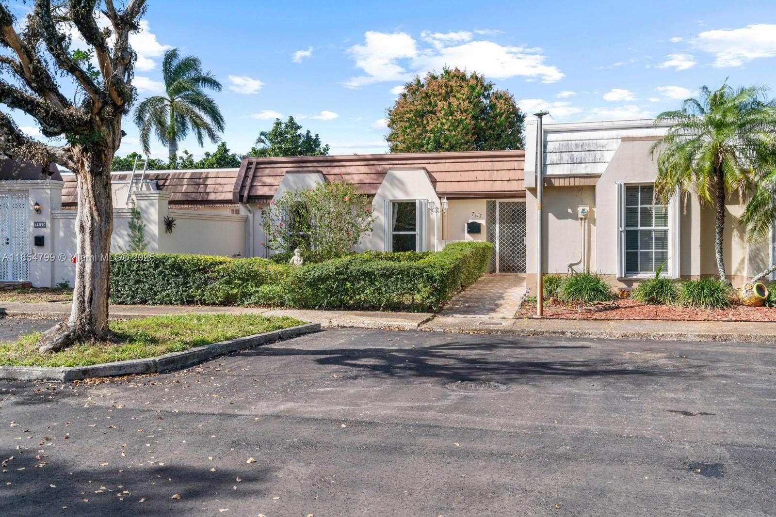 7417 Twin Sabal Dr
