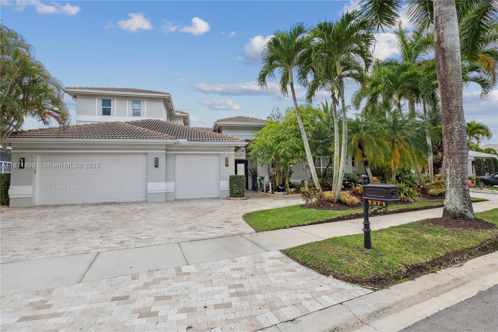 1371 Victoria Isle Dr