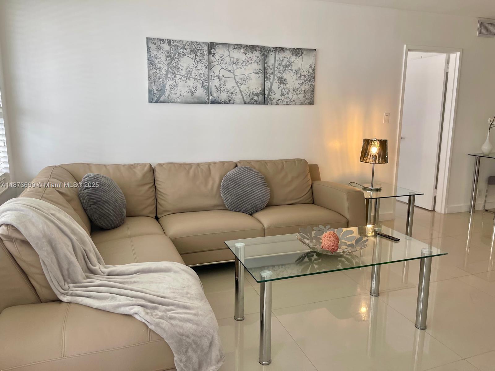 5225 Collins Ave #515
