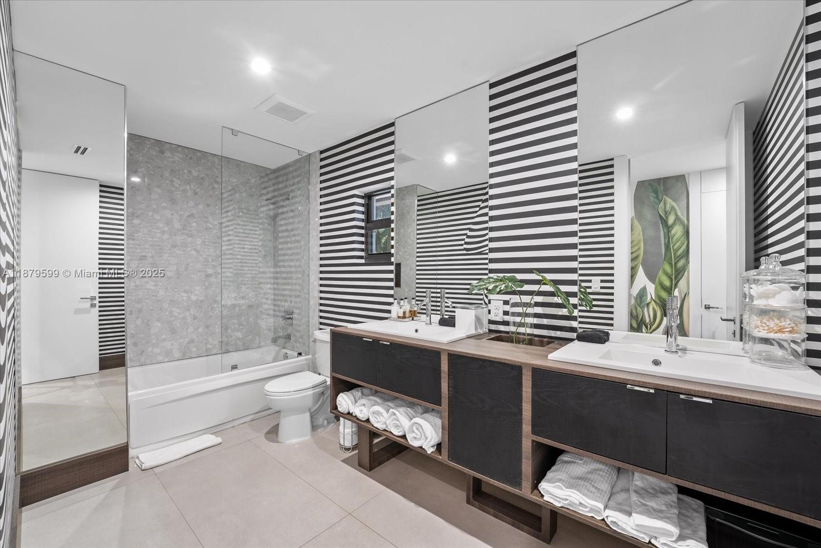 280 NE 156th St Miami, FL 33162