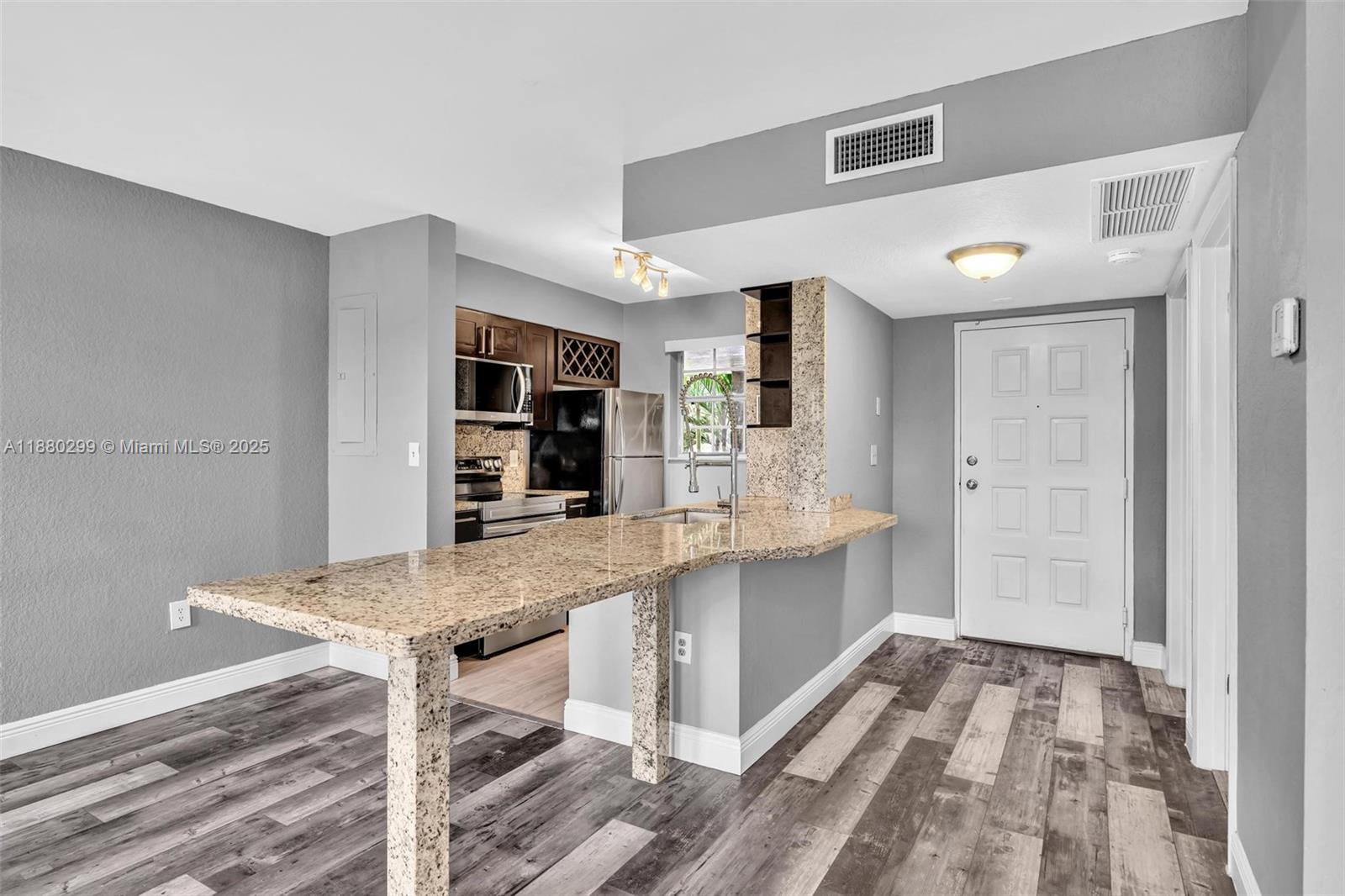 2850 N Oakland Frst Dr #204