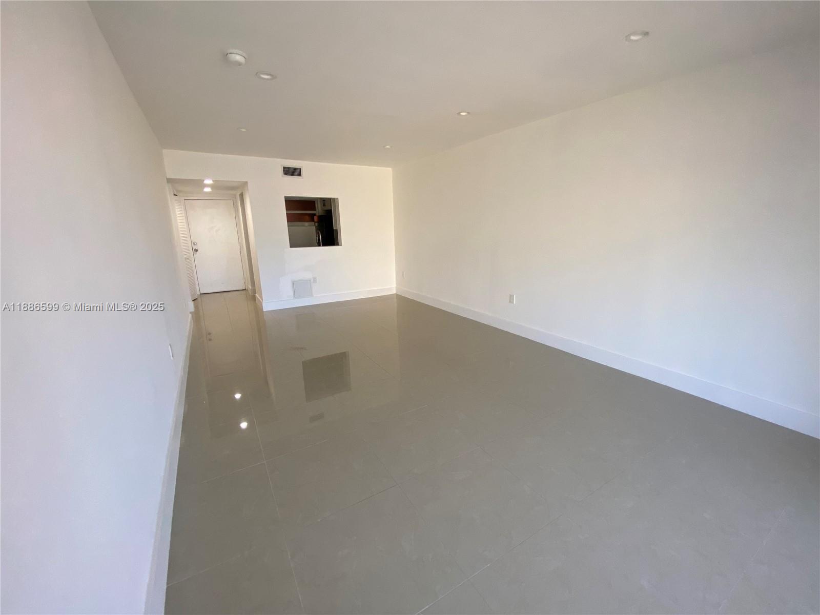 3700 NW 21st St #412 Lauderdale Lakes, FL 33311