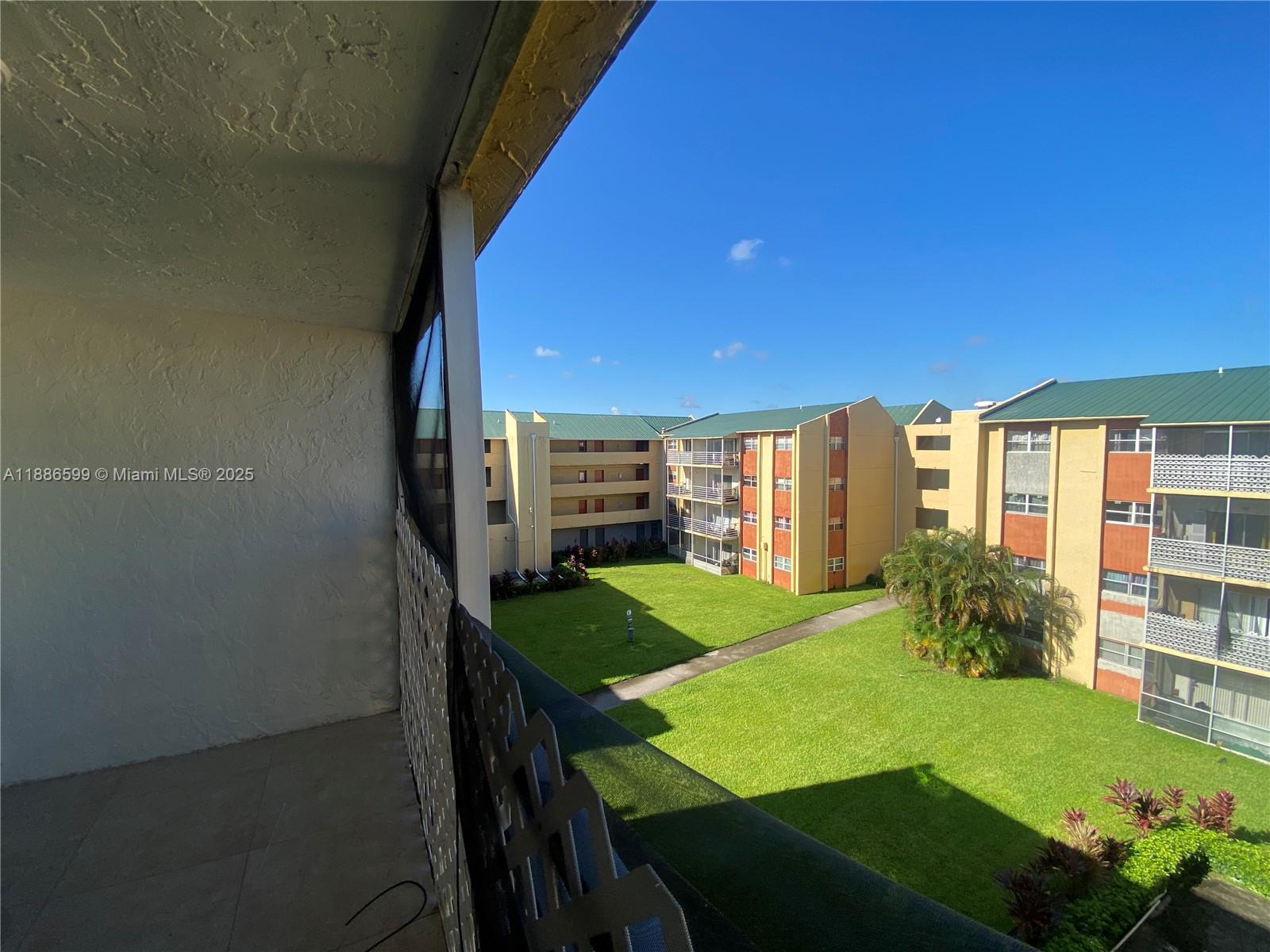 3700 NW 21st St #412 Lauderdale Lakes, FL 33311