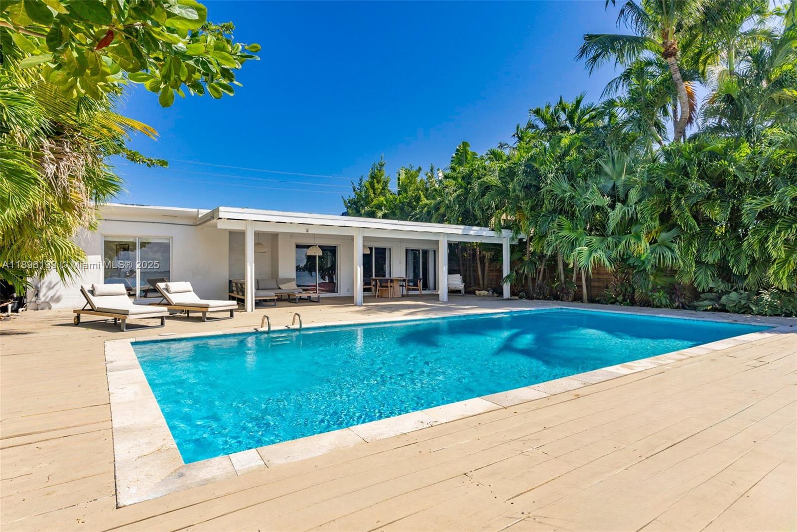 8220 Hawthorne Ave Miami Beach, FL 33141