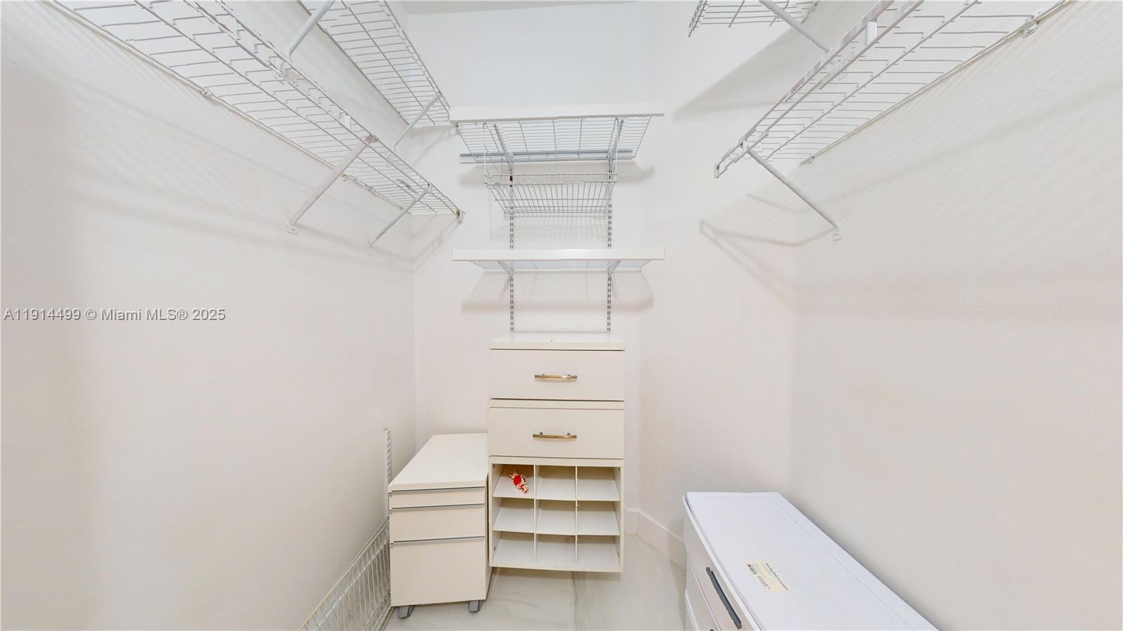 1946 Harbor Vw Cir Weston, FL 33327