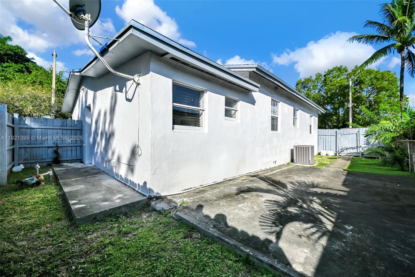 2040 NW 34th St Miami, FL 33142