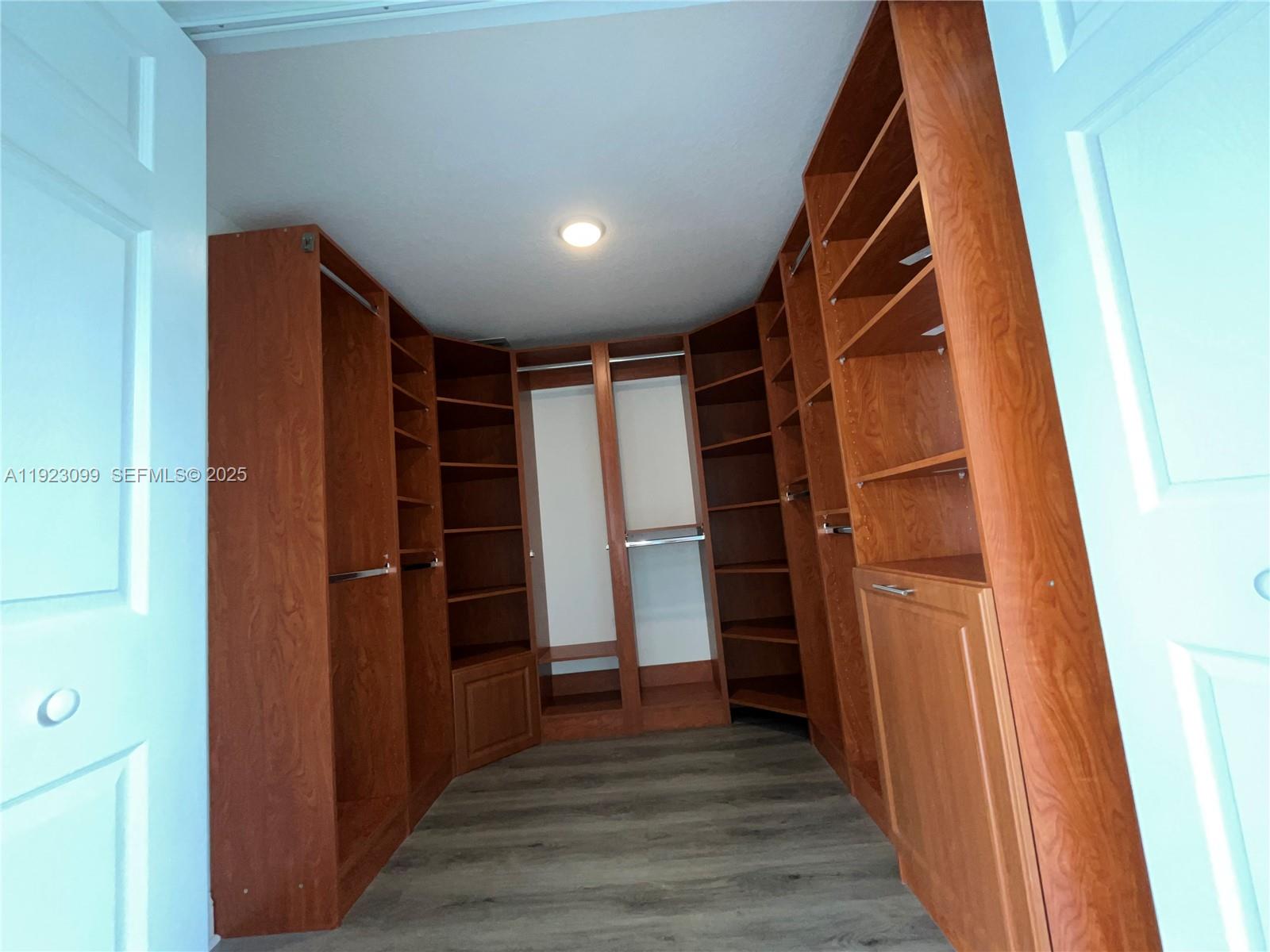 1127 Laguna Spgs Dr Weston, FL 33326