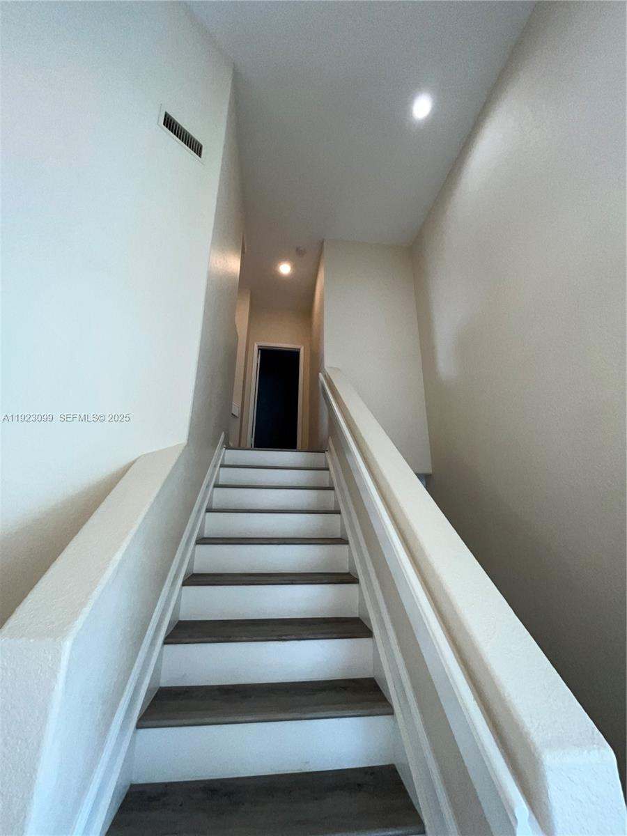 1127 Laguna Spgs Dr Weston, FL 33326