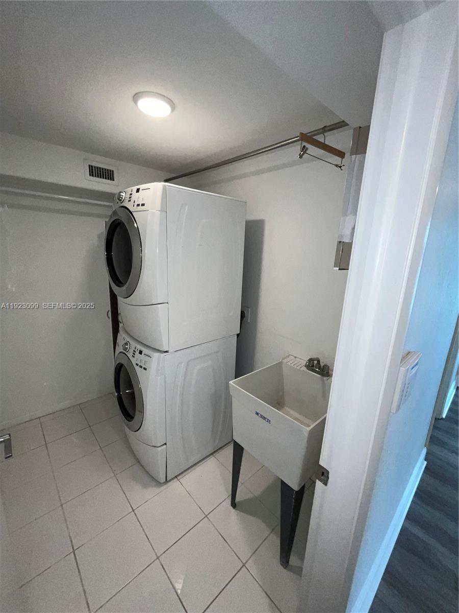 1127 Laguna Spgs Dr Weston, FL 33326