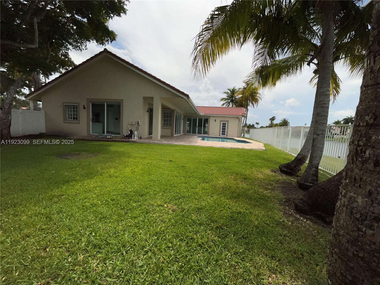 1127 Laguna Spgs Dr Weston, FL 33326