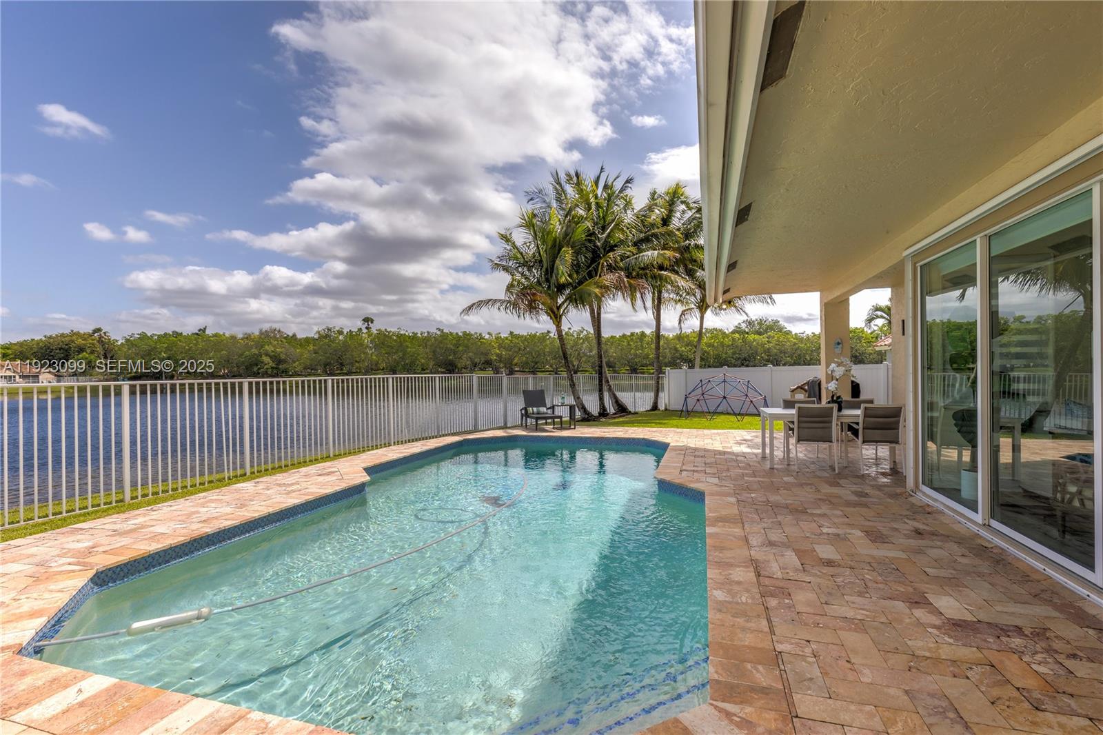 1127 Laguna Spgs Dr Weston, FL 33326