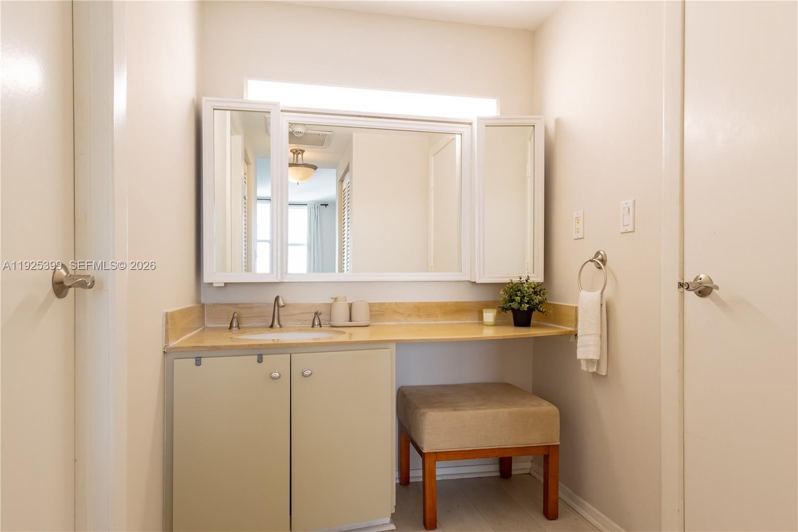 image Arlen House Condo11