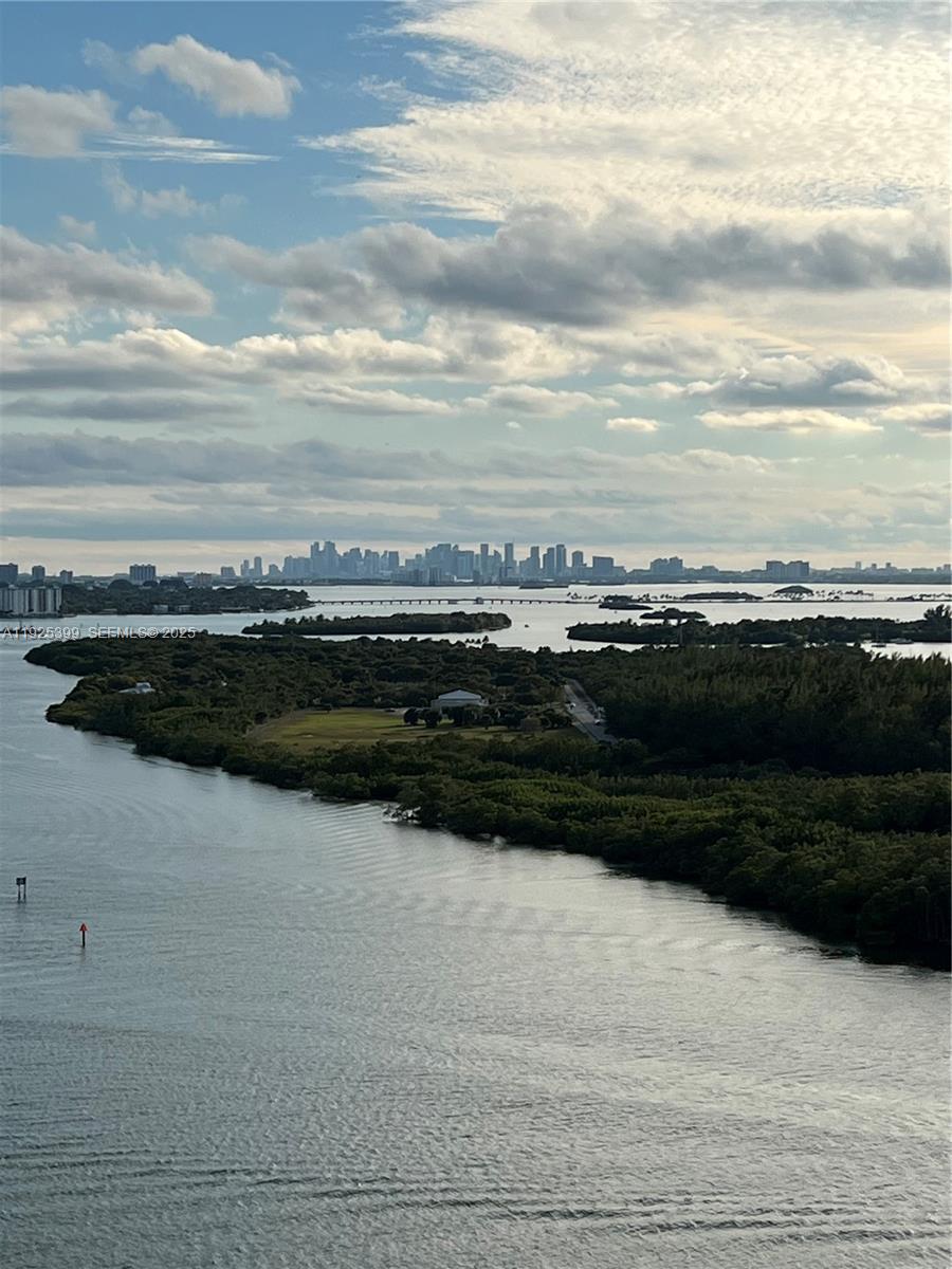 300 SE Bayview Dr #2114 Sunny Isles Beach, FL 33160